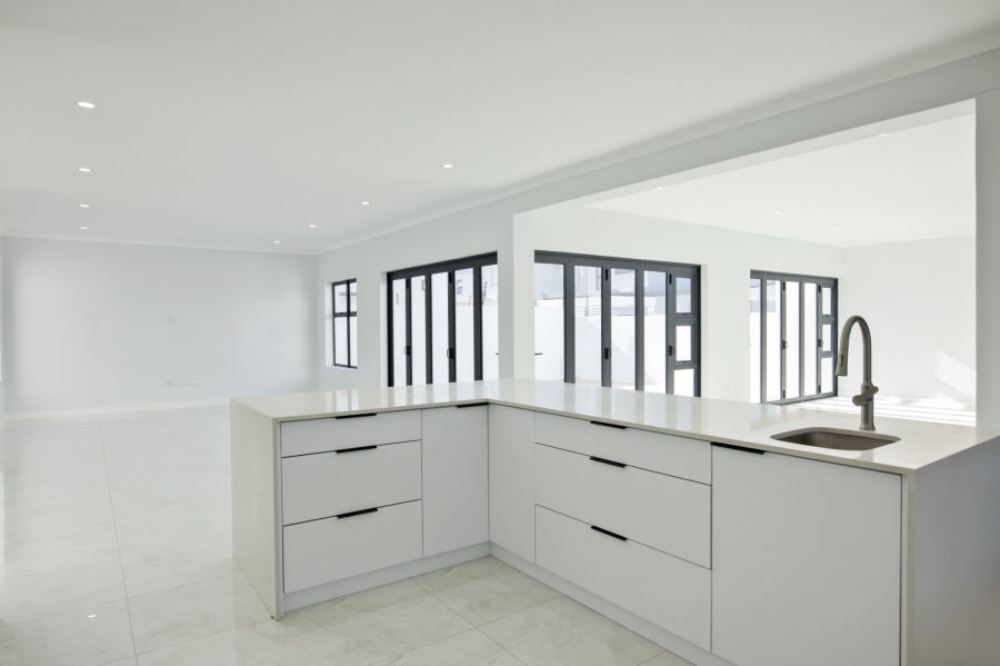 5 Bedroom Property for Sale in Sandown Western Cape